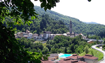 Rezzoaglio, l'Albergo Americano e la balconata del monte Maggiorasca