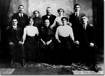 La famiglia di Luigi Badaracco in America (la madre, i fratelli e le sorelle); Luigi  il primo in piedi da destra