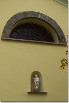 Oratorio di san Giacomo di Parazzuolo: lunetta e statua