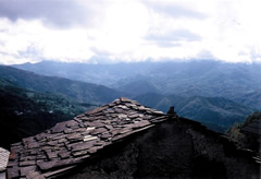 Val d'Aveto uggiosa dai tetti di Vicosoprano (fotografia di Sandro Sbarbaro)