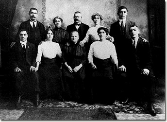 La famiglia di Luigi Badaracco in America (la madre, i fratelli e le sorelle); Luigi è il primo in piedi da destra