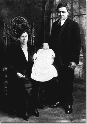 Luigi Badaracco e la moglie Caterina Maria Raggio con in braccio il piccolo Roberto Badaracco