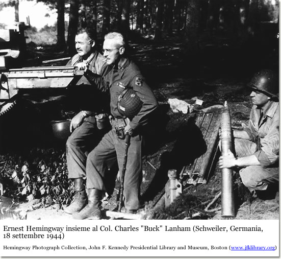 Ernest Hemingway insieme al Col. Charles Buck Lanham