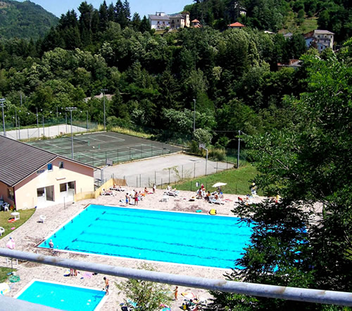 Piscina e campi da tennis comunali a Rezzoaglio (fotografia di Sandro Sbarbaro)